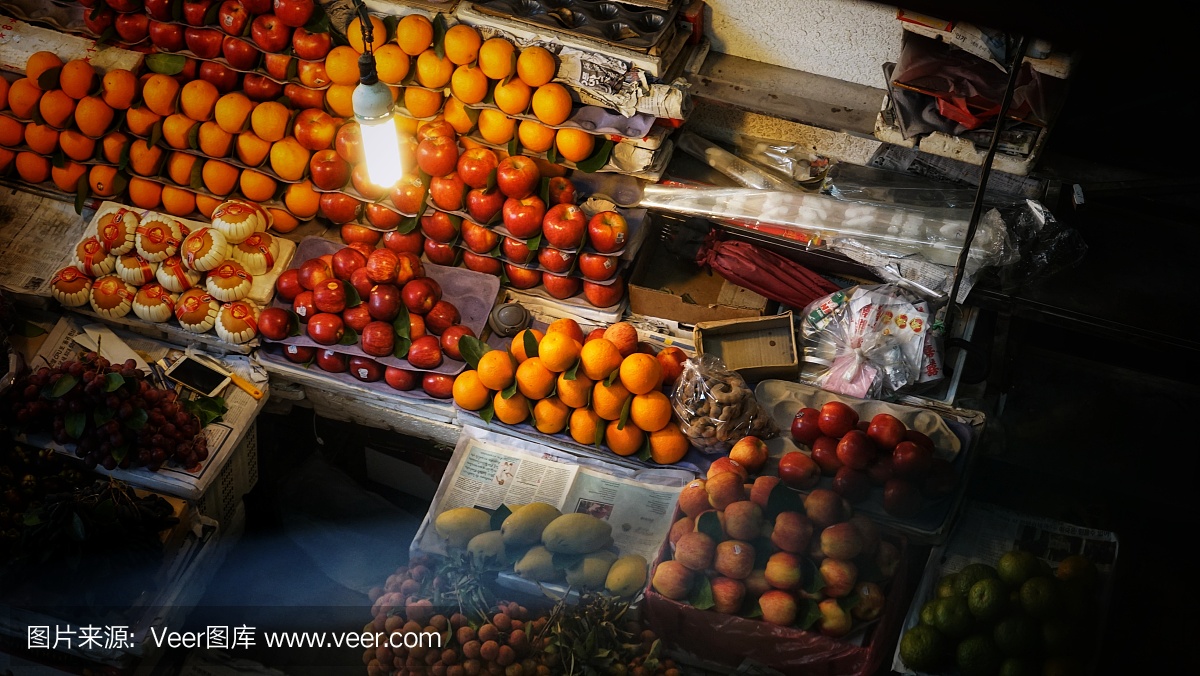 水果和蔬菜在越南传统市场销售